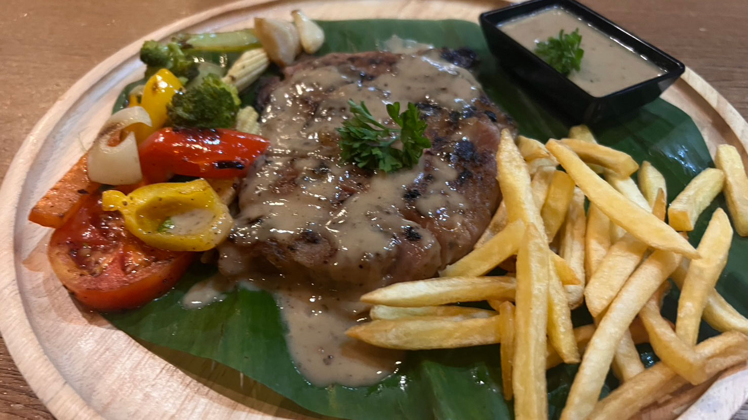 ร้านอาหาร โต๊ะไม้ รีสอร์ท