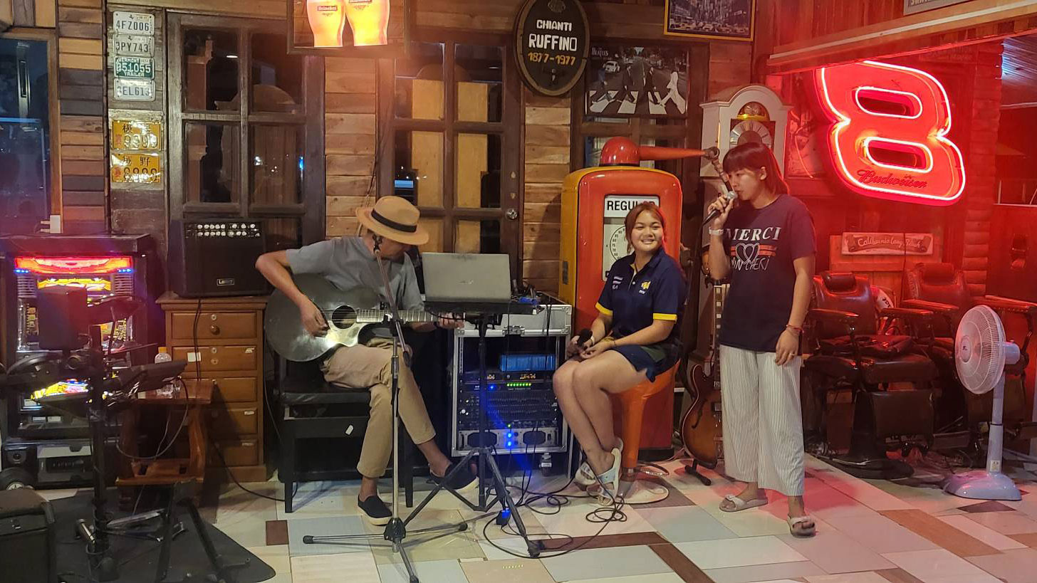 ร้านอาหาร โต๊ะไม้ รีสอร์ท