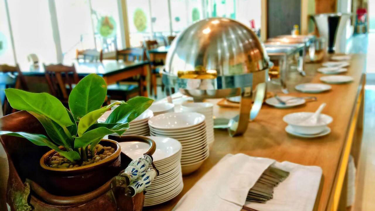 ร้านอาหาร โต๊ะไม้ รีสอร์ท